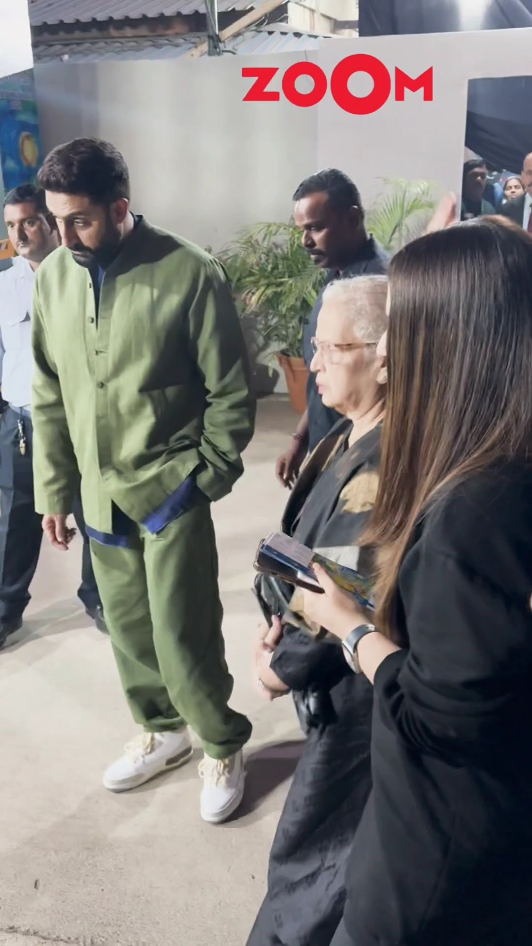 Aishwarya-Abhishek Bachchan's CUTE entry with actress' mom at Aaradhya's school event ? #shorts