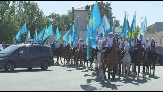 Шымкентте жалауды желбіреткен топ қаланың басты көшелерімен жүріп өтті