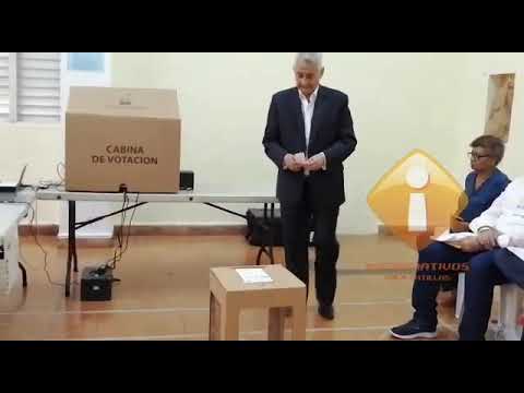 El precandidato a la Senaduria por el Distrito Nacional José M. Hernández  realiza su votación