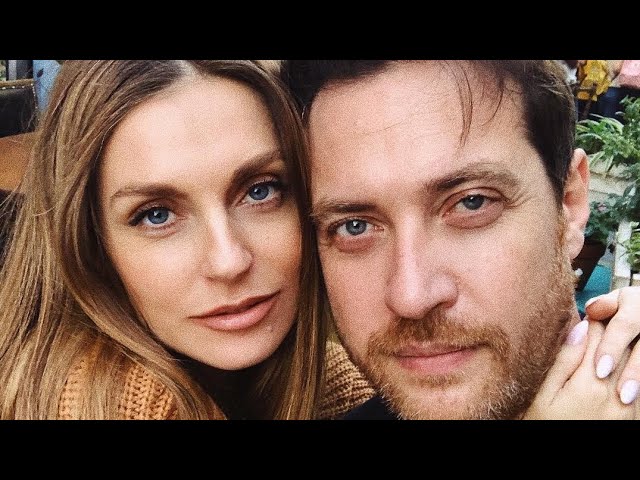 Sasha Savelyeva butunlay yalangoch