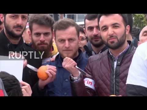 Turkey: ‘First we squeeze you, then we drink you’ – AKP fans deride Dutch in anti-orange demo