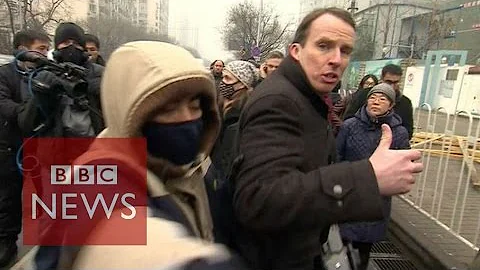 How to report while being manhandled by security in China - BBC News - DayDayNews