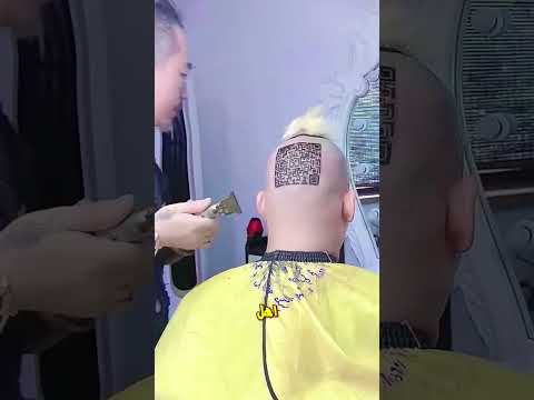 هذا الرجل قام بصنع رمز  على رأسه