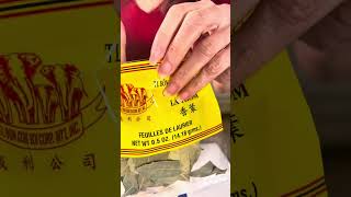 Smart idea! Keep the bugs out of your flour with bay leaves. #bayleaves #flour #pantry #foodstorage