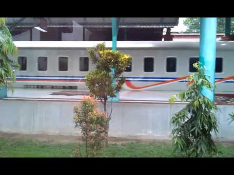 Kereta Api Turangga Diberangkatkan Dari Jalur 6 Stasiun Surabaya Gubeng
