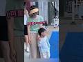 ママの手を握っていると勘違いした子