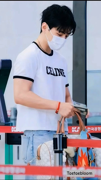 When Taehyung Starts Vibing in Public... 😍 BTS Fans Are Screaming! #shorts #taehyung