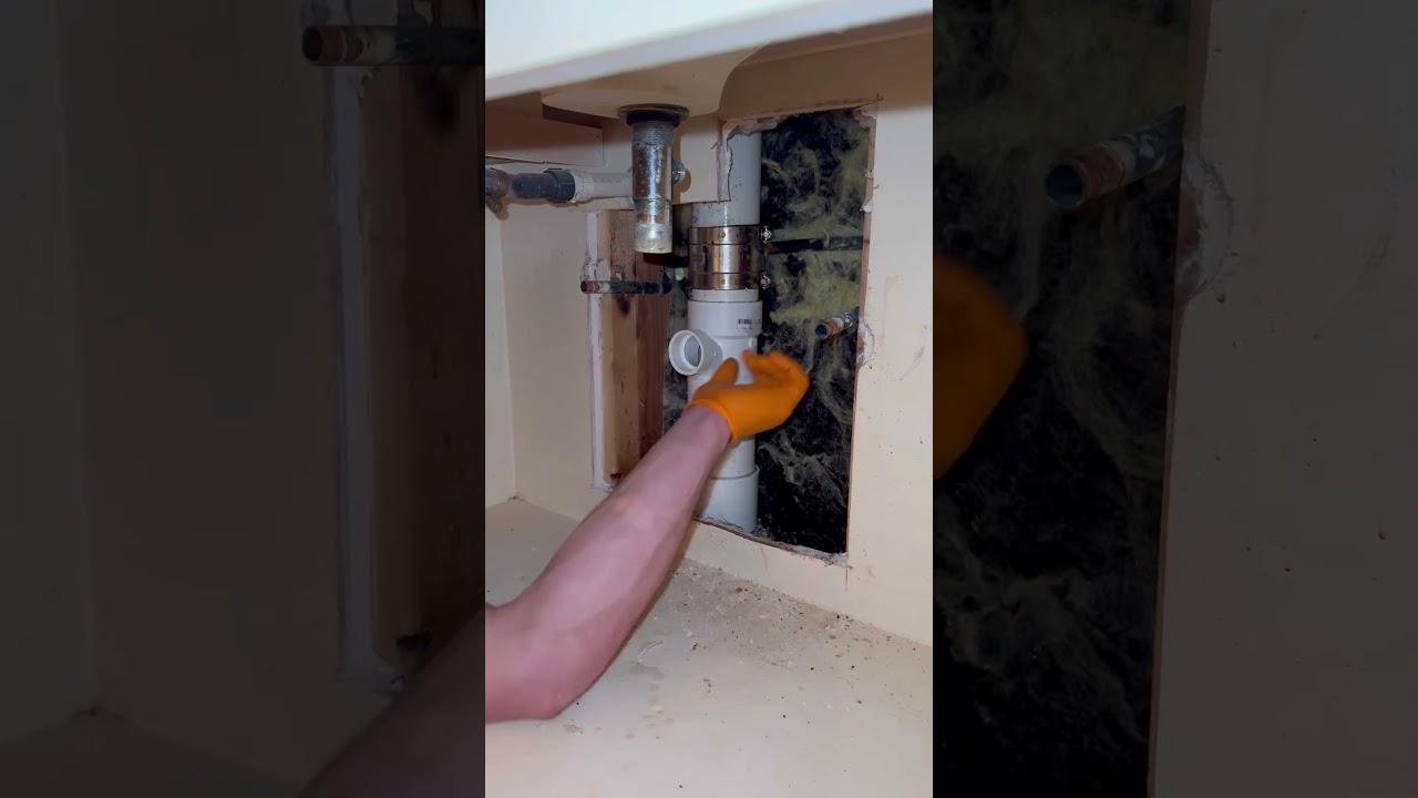 В этой стене оставлено открытым канализационное отверстие, из-за чего в доме ужасный запах канали...