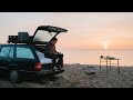 Bivouac en voiture amnage premire fois sur une plage face  la mer