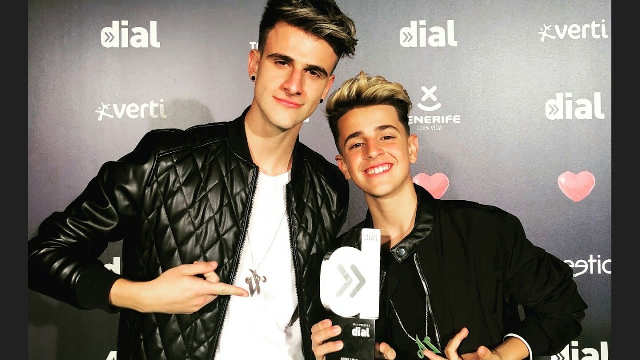 Adexe y Nau recibiendo Premio Dial 2019 YouTube