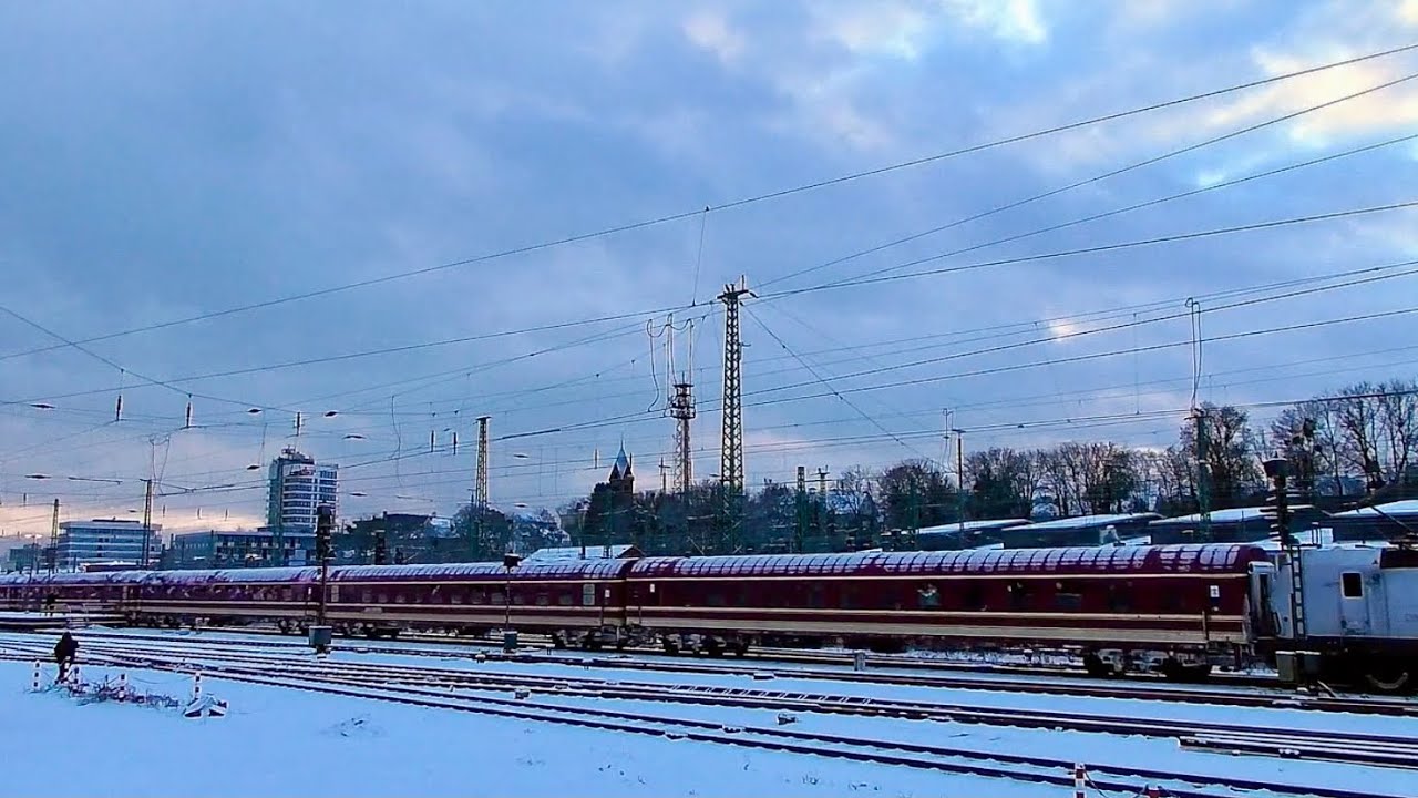 Sonderzug ( Fanzug Kassel Huskies ) Abfahrt im Hauptbahnhof Kassel ( 4.1.26 )