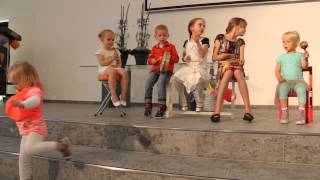 Kinderen spelen op muziekinstrumenten tijdens 'Hou je aan de regels' screenshot 4