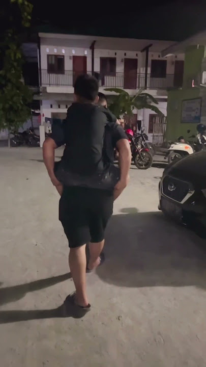 Kk dzaki trlalu jago , injak paku berkarat..