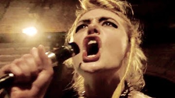 エル・ファニングがパンクバンドのボーカルになって絶叫！／映画『パーティで女の子に話しかけるには』本編映像