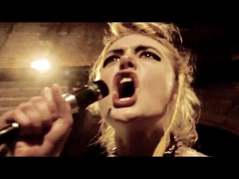 エル・ファニングがパンクバンドのボーカルになって絶叫！／映画『パーティで女の子に話しかけるには』本編映像