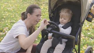 Hauck- Pushchair Steering Wheel
Mit dem Pushchair Steering Wheel für kleine Autofans wird jeder Spaziergang zum Erlebnis. Einfach zu Montieren und dadurch immer dabei. Selbstverständlich mit richtiger Hupe.
Pushchair Steering Wheel: Lenkrad für deinen Buggy
Echtes Autofeeling beim Spaziergang
Brumm brumm, Tüt tüt! Du gehst gerne mit deinem kleinen Auto-Fan spazieren? Das Pushchair Steering Wheel macht deinen Buggy zum Auto. Mit dem Buggy-Lenkrad steuert dein Kind selbst - echtes Autofeeling inklusive.
Richtige Hupe, richtiger Spaß!
Das Buggy-Lenkrad lässt sich ganz einfach drehen - genau richtig für kleine Hände. Das Highlight: der Druckknopf mit der Hupe - ein Riesenspaß. Das wird deinem Kind sicher gefallen!
Einfach zu befestigen
Du willst das Buggy-Lenkrad nicht immer dabei haben? Das Lenkrad aus robustem Kunststoff ist einfach und schnell zu befestigen. Und ebenso schnell kannst du es wieder abnehmen.
Für fast jeden Buggy geeignet
Das Pushchair Steering Wheel ist mit fast jedem Buggy kompatibel (bis zu einem Vorderbügel-Durchmesser von 39,5 mm) und passgenau für die hauck Buggys gefertigt. Ausnahme: die Modelle ohne Vorderbügel. Hauck- Pushchair Steering Wheel