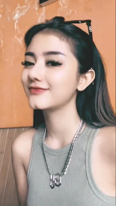 Cewek cantik belah dagu manis