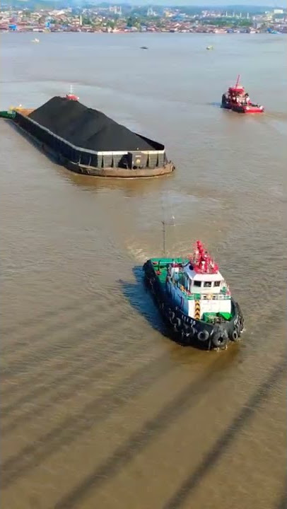 kekuatan kapal tug boat menarik beban lebih besar #shorts