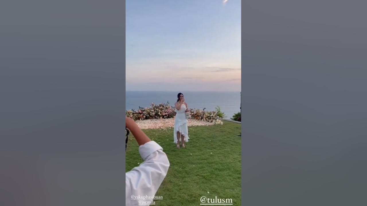 Momen ketika Tulus menyanyikan lagu Teman Hidup di acara lamaran Jessica Mila dan Yakub Hasibuan