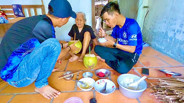 Bữa cơm đạm bạc chỉ có trứng luộc và dưa hấu cùng bà cụ gần 90 tuổi,hai thanh niên nhiệt tình ăn hết