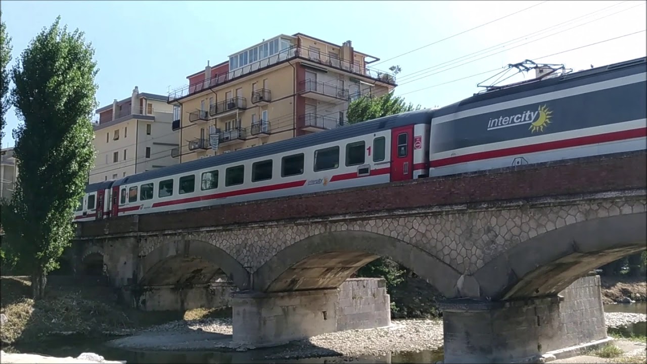 Tanti treni a Pietra Ligure. Many trains in Pietra Ligure.