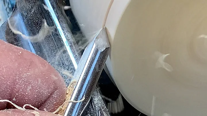 Richard Raffan on gouge entry cuts when turning wood.