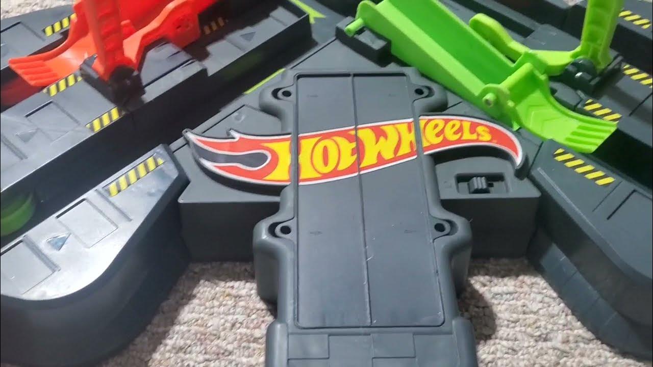 Hot Wheels Colossal Crash Track Set, Figure 8 Track Set, Competitive
