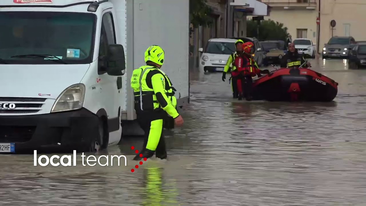 Alluvione a Crotone: strade invase dall'acqua, auto bloccate