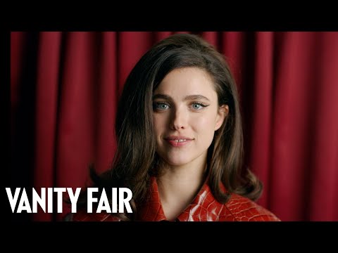 Margaret Qualley si sottopone alla Photo Booth Interview