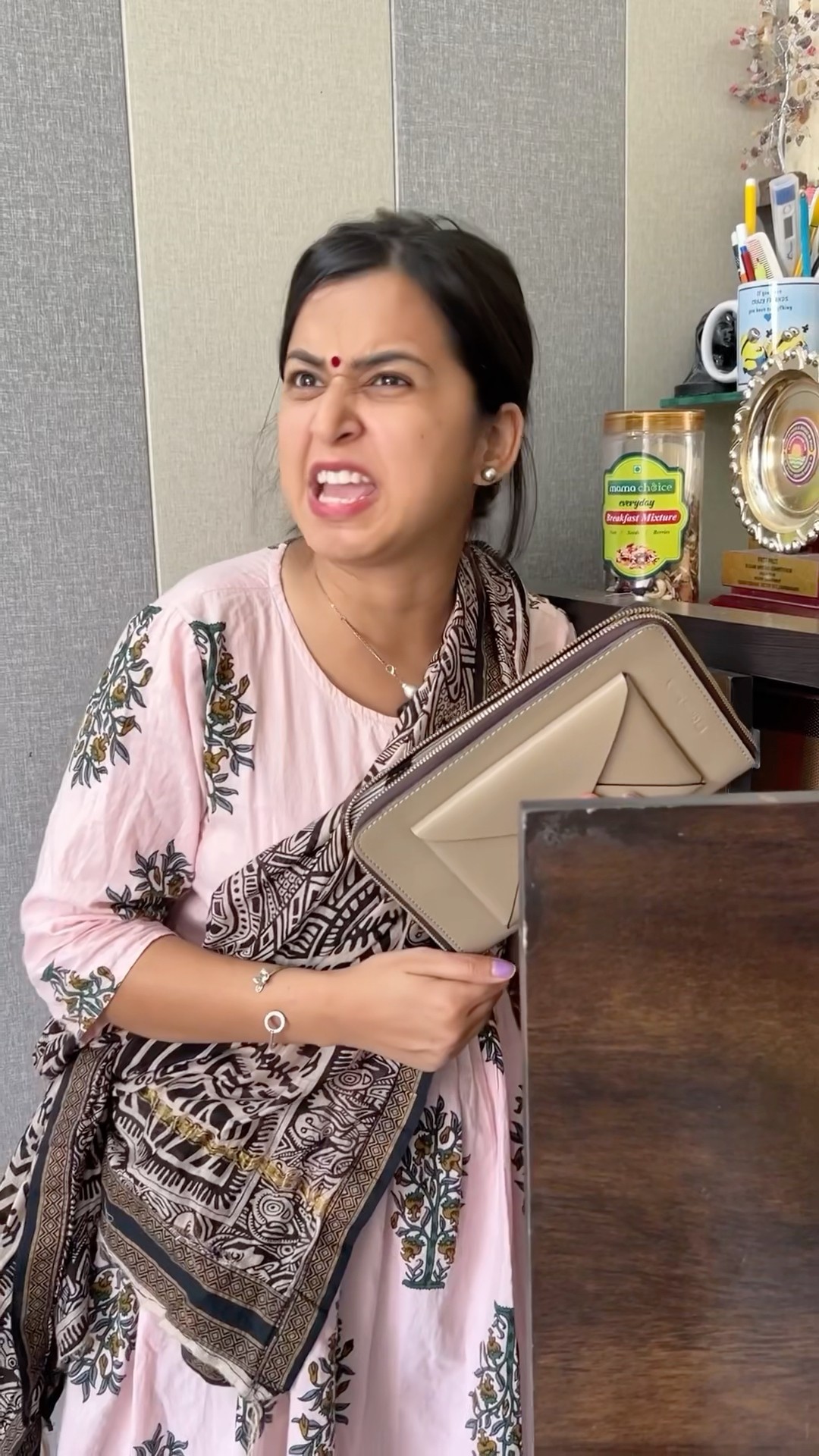 Mom’s Drama During Diwali Safai? #diwalipreparations #festiveseason #jagritipahwa #diwali2024