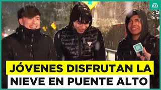 Jóvenes disfrutan de la nieve en Puente Alto durante la madrugada