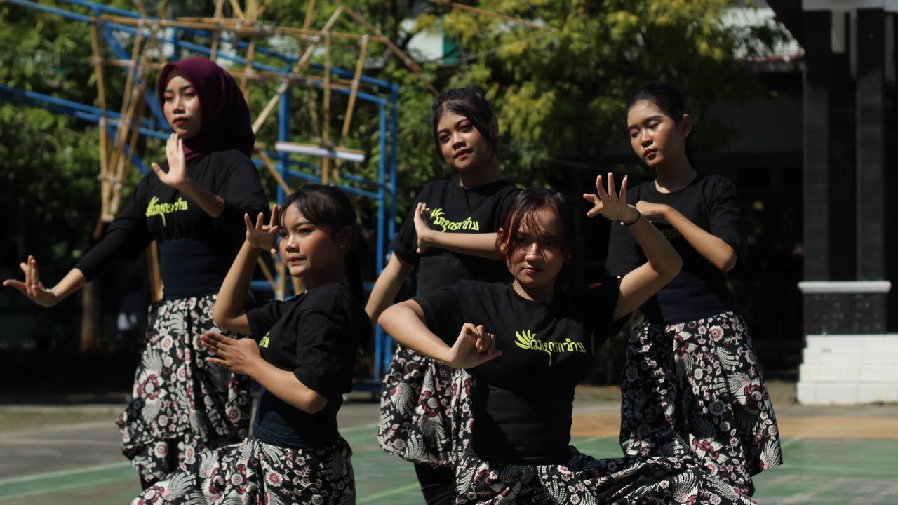 demo ekskul ekstra tari SMA N 1 KARANGTENGAH , menampilkan tari angguk ang'glang