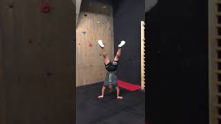 Gymnastics / free standing shoulder taps (ipsilateral)
