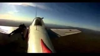 فيديو خطير مجنون يتعلق بجناح طائرة وهي تطير وتدور في السماء‬