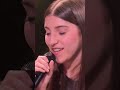 Un'esibizione intima e coinvolgente, tre voci accompagnate dal violino e dal pianoforte! 🎹❤️