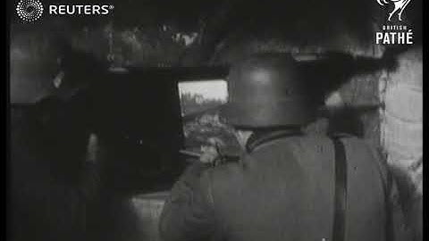 Bewakers demonstreren de aanvalsmethode met een bunker (1941)