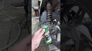 bersihkan kerak di area Krankees motor.