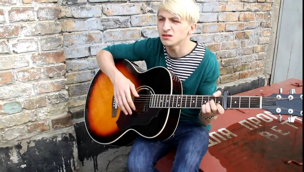 женька на гитаре.