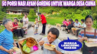 BAGIKAN 50 PORSI NASI AYAM GORENG TEPUNG DAN LAUK LAINNYA, WARGA LANGSUNG MAKAN BERSAMA DIJEMBATAN