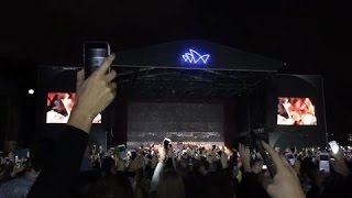Sydney Crowd Holds Moment of Silence for Paris Attacks