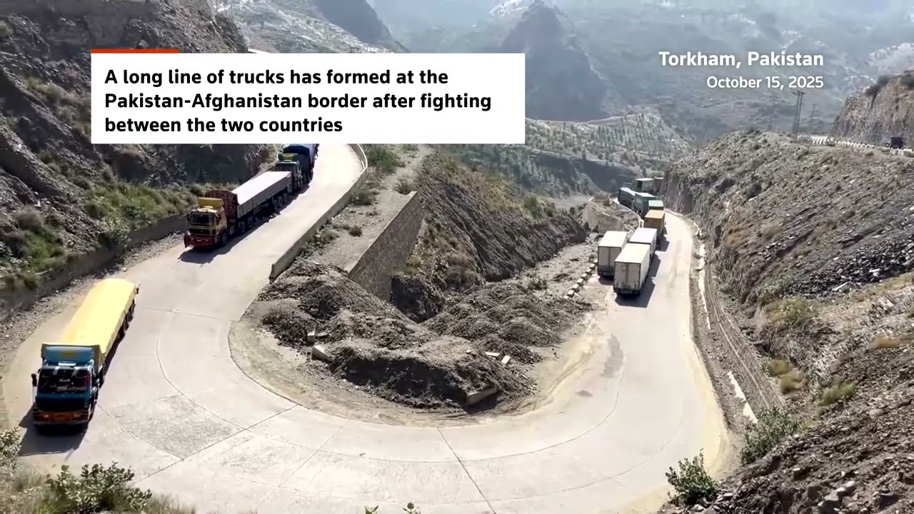 Грузовики выстроились в очередь на границе Пакистана и Афганистана из-за боевых действий | REUTERS