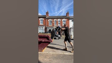 How To Empty a Wheelbarrow The Tradie Way #diy #hack #tips #tipsandtricks #tooljunkies