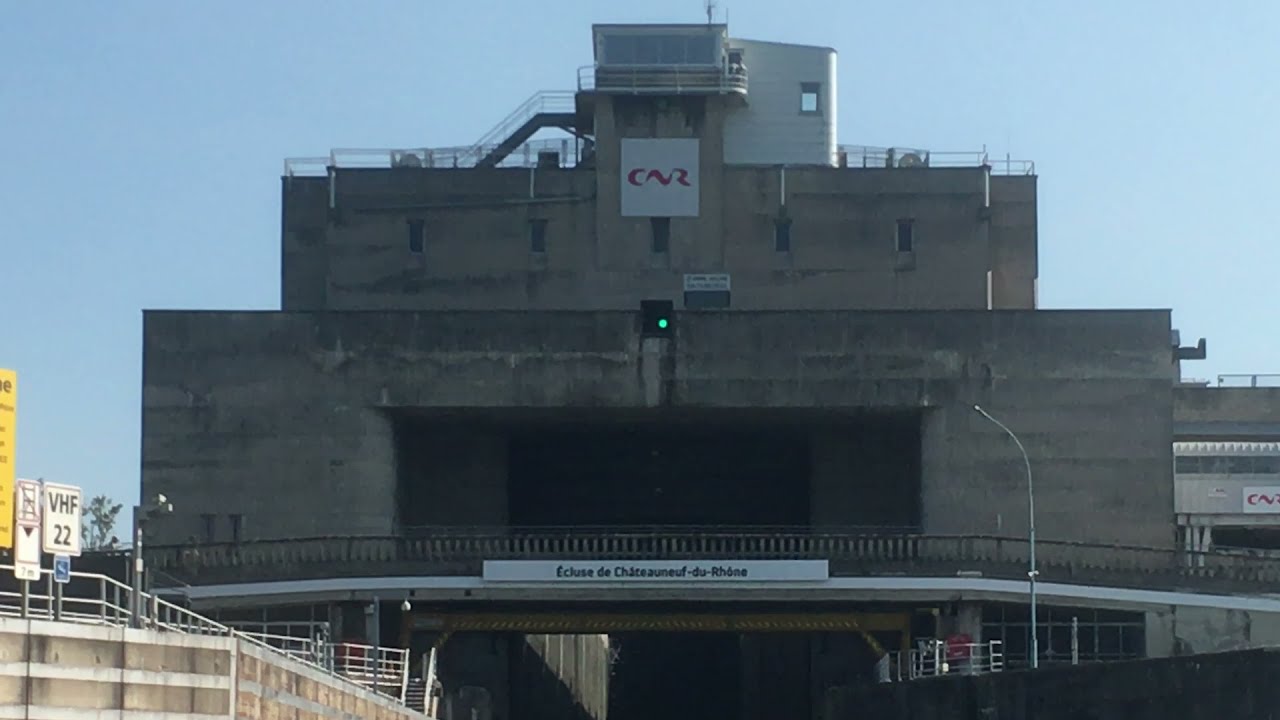 PASSAGE d'écluse sur le RHONE / Etape 1:  Entrée dans l'écluse (Châteauneuf du Rhône)