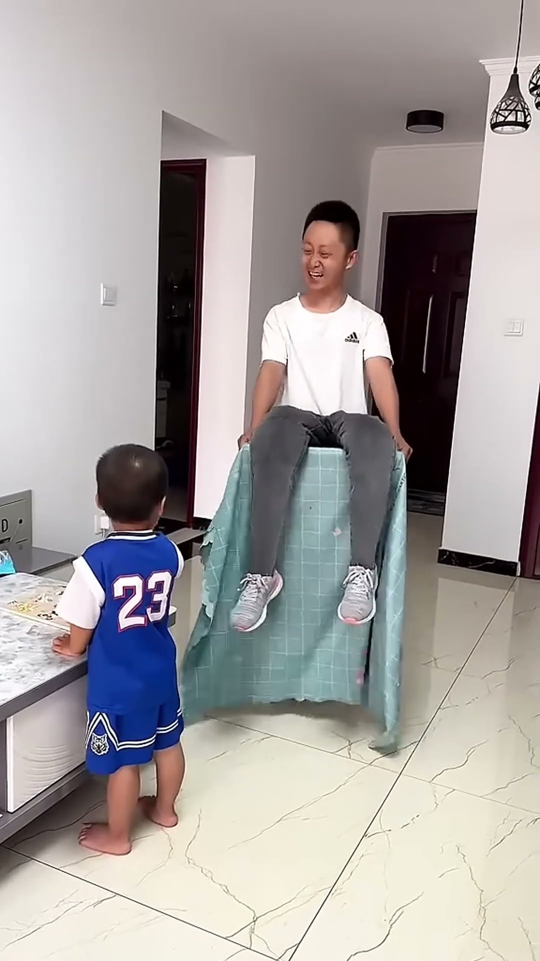 给儿子表演个才艺，逗逗他#Cute baby#Cute#呆萌小米宝#聪明宝宝#萌娃#整蛊#测试