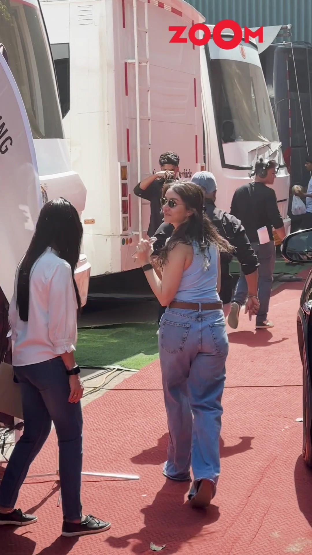 Shraddha Kapoor steals the SPOTLIGHT with a brief POSE during shoot? #shraddhakapoor #shorts