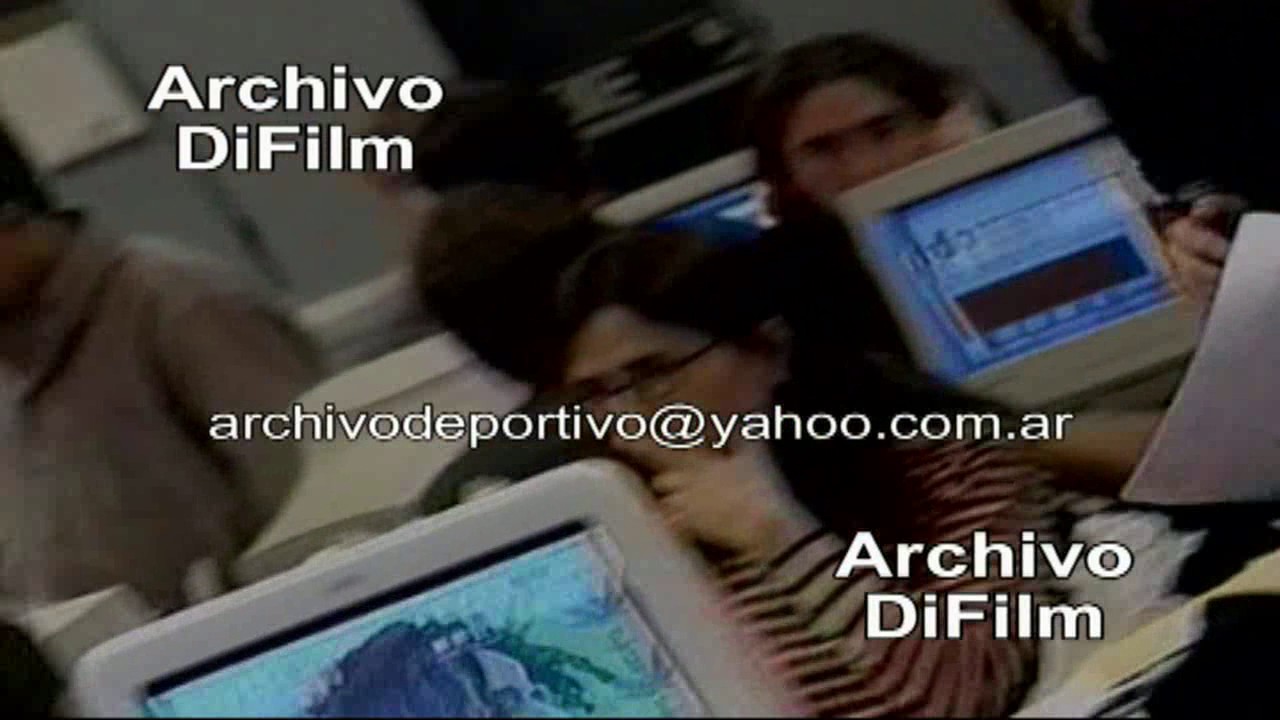 DiFilm - Gente trabajando en oficinas con computadoras e internet 2001