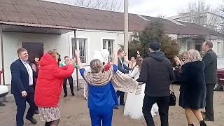 Поздравляли жениха и невесту в Беловодске.