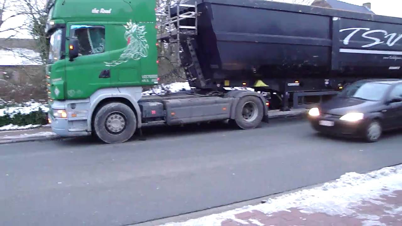 Transport Scherrens in de sneeuw vertrekt