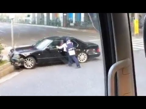 衝撃 大阪弁天町でぶつけながら暴走して警察に窓を割られる事件 薬物中毒者か Youtube