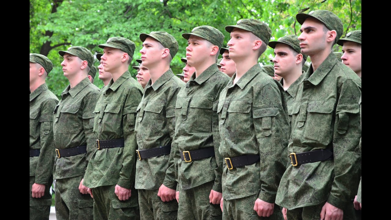 ロシア軍大統領連隊の新兵たちの出発式／2013年春の徴兵 - YouTube